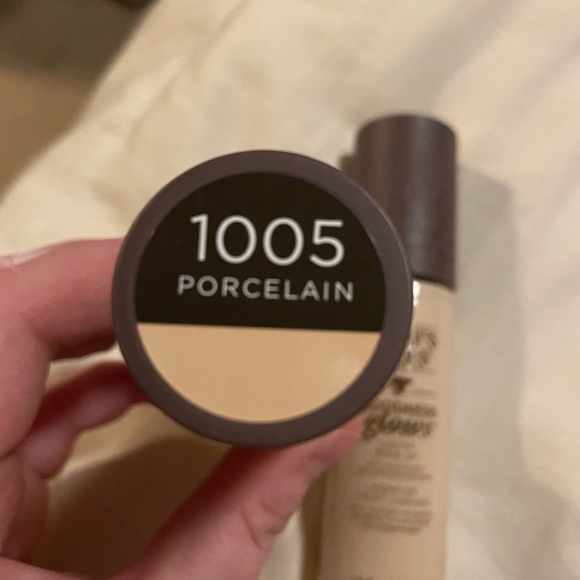 Burts Bees liquid foundation - Picture 2 of 3